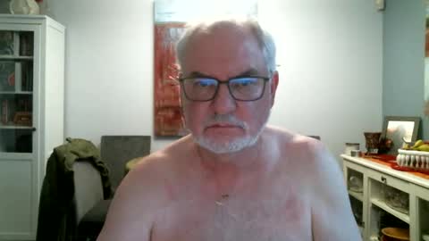 Snapshot of loop102 chatting on May 6, 2026, 3:24 am loop102 online show from May 6, 2026, 3:24 am