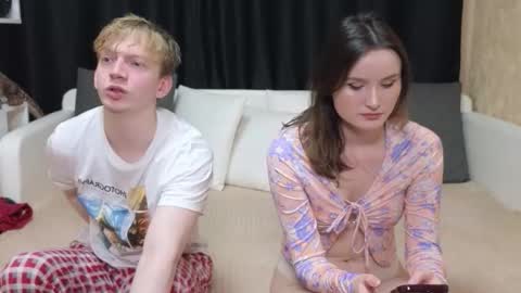 Jean and Isa right couple Mark and Eva left couple online show from December 2, 2025, 10:42 am