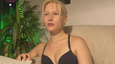 Snapshot of lora_hellyeah chatting on September 18, 2025, 4:20 pm Lora heil online show from September 18, 2025, 4:20 pm