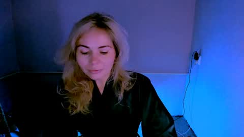 Lora online show from April 15, 2026, 2:18 am