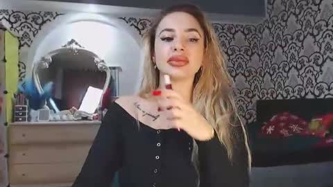 Snapshot of lorasinclare chatting on December 17, 2025, 9:37 am Queen LoraSinClare online show from December 17, 2025, 9:37 am