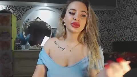 Snapshot of lorasinclare chatting on December 18, 2025, 8:42 am Queen LoraSinClare online show from December 18, 2025, 8:42 am