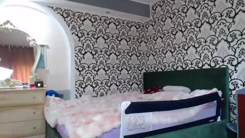 Queen LoraSinClare online show from April 30, 2026, 7:58 am