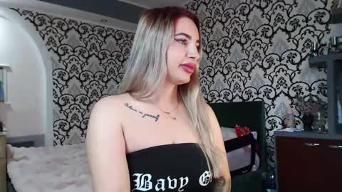 Queen LoraSinClare online show from May 8, 2026, 7:46 am