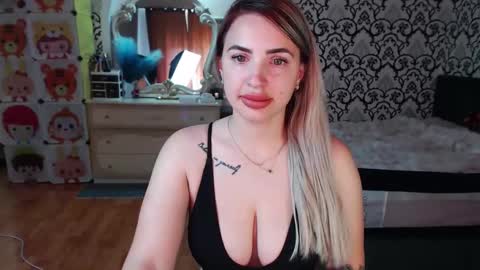 Queen LoraSinClare online show from May 20, 2026, 7:36 am