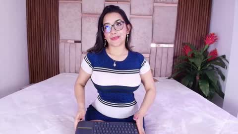  Lorein  online show from October 15, 2025, 9:15 pm