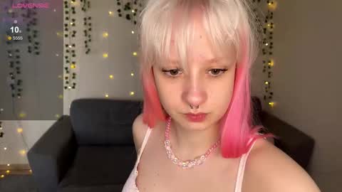 lorilorilorilori online show from November 6, 2025, 7:31 am