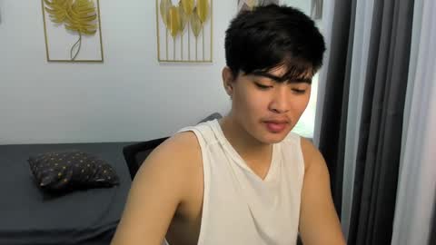 Snapshot of louie_cute_asian chatting on February 21, 2025, 4:18 am Kylie online show from February 21, 2025, 4:18 am