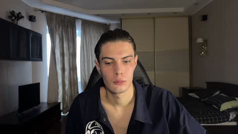 Snapshot of louis_preston chatting on December 20, 2024, 4:53 am Mark online show from December 20, 2024, 4:53 am