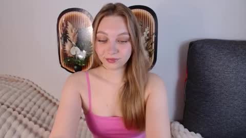 love bella  online show from April 21, 2026, 12:12 am