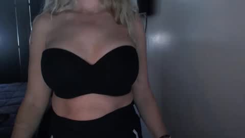 LoVe On  online show from April 7, 2026, 10:53 pm