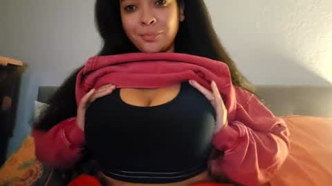 Snapshot of love_raquel_xo chatting on July 1, 2026, 3:30 am Raquel Love online show from July 1, 2026, 3:30 am