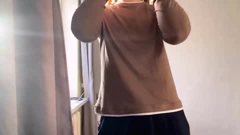 Ella online show from November 21, 2025, 6:12 am