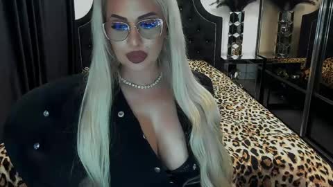 Snapshot of lovelyblondyxxx chatting on April 22, 2026, 10:22 pm PrAllinXXXa online show from April 22, 2026, 10:22 pm