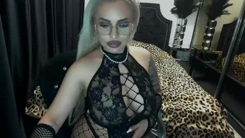Snapshot of lovelyblondyxxx chatting on April 28, 2026, 2:27 am PrAllinXXXa online show from April 28, 2026, 2:27 am