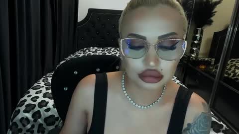 Snapshot of lovelyblondyxxx chatting on May 22, 2026, 10:37 pm PrAllinXXXa online show from May 22, 2026, 10:37 pm