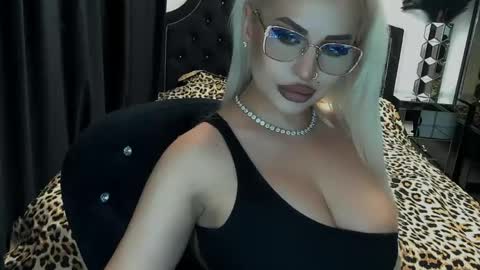 Snapshot of lovelyblondyxxx chatting on June 3, 2026, 12:35 am PrAllinXXXa online show from June 3, 2026, 12:35 am