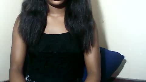 lovelylarra online show from November 20, 2025, 8:47 am