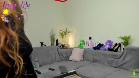 Snapshot of lovelylola_fr chatting on March 3, 2025, 8:43 pm Lola online show from March 3, 2025, 8:43 pm