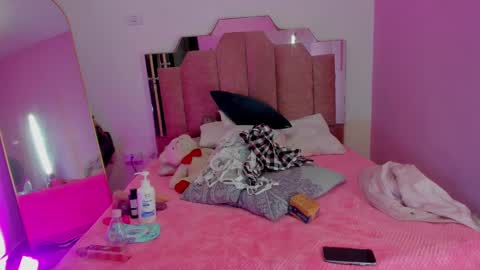 L O V E  online show from March 5, 2025, 11:49 am