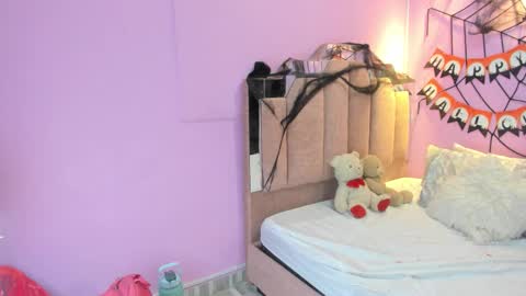 L O V E  online show from October 24, 2025, 11:39 am