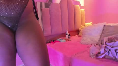 L O V E  online show from November 18, 2025, 12:31 pm