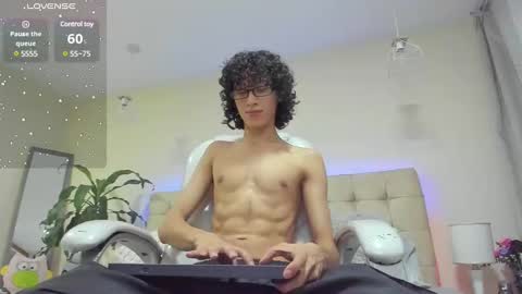 loverboy8_ online show from February 18, 2025, 4:04 am