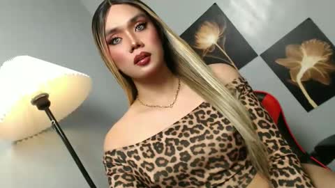 lovers moon22 online show from December 2, 2025, 12:32 pm