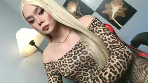 lovers moon22 online show from May 13, 2026, 12:02 pm
