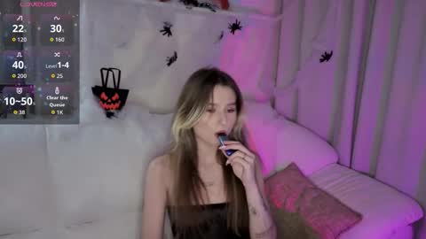 Snapshot of lua__19 chatting on November 1, 2025, 8:33 pm Lua online show from November 1, 2025, 8:33 pm