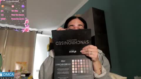 luara_ online show from May 13, 2026, 11:51 am
