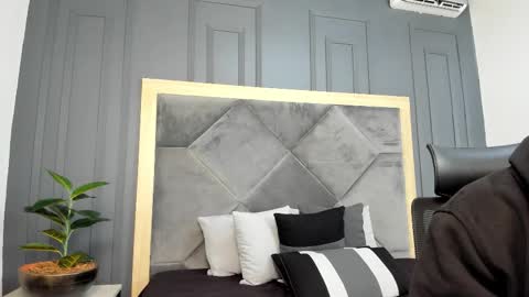 luca_morettii online show from November 14, 2025, 12:04 pm