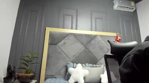 luca_morettii online show from December 5, 2025, 12:14 pm