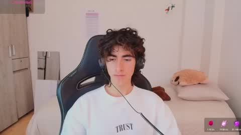 lucas_xo online show from February 17, 2026, 5:08 pm