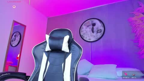 L U C C I A online show from November 4, 2025, 2:32 am