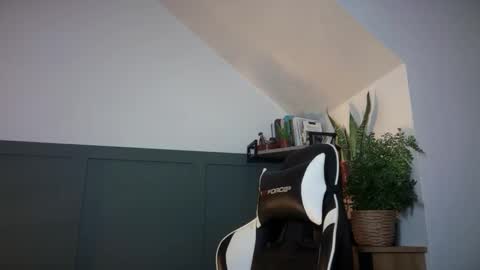 Snapshot of luciancrowe chatting on September 9, 2025, 10:09 pm Lucian online show from September 9, 2025, 10:09 pm