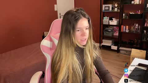 Snapshot of lucie_hot chatting on January 31, 2025, 8:43 am Lucie hot follow me on online show from January 31, 2025, 8:43 am