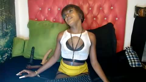 Snapshot of lucile_carrie chatting on June 19, 2026, 9:51 pm Lucile Carrie online show from June 19, 2026, 9:51 pm