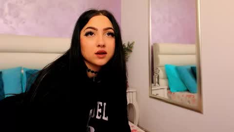 Mia online show from December 2, 2025, 6:14 pm