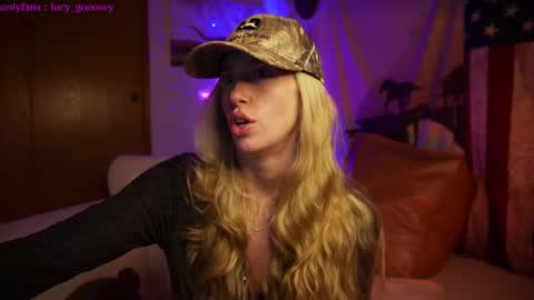 Snapshot of lucy_gooosey chatting on February 8, 2025, 7:15 am Lucy. online show from February 8, 2025, 7:15 am