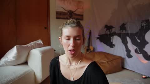 Snapshot of lucy_gooosey chatting on March 3, 2025, 11:03 pm Lucy. online show from March 3, 2025, 11:03 pm