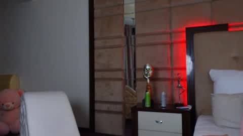 Lucy Lexton online show from February 5, 2026, 10:58 pm