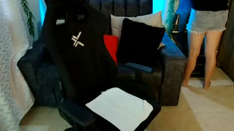 Snapshot of lucyli_ chatting on June 19, 2026, 2:43 pm LUCY online show from June 19, 2026, 2:43 pm