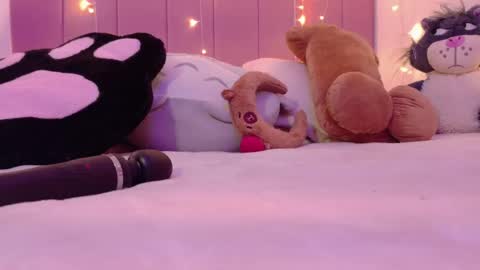 Snapshot of lucyy_peach chatting on April 29, 2026, 1:43 am LUCYY FROM HOME online show from April 29, 2026, 1:43 am