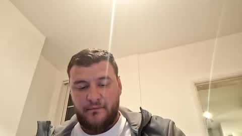 luis60569 online show from April 4, 2026, 11:13 pm