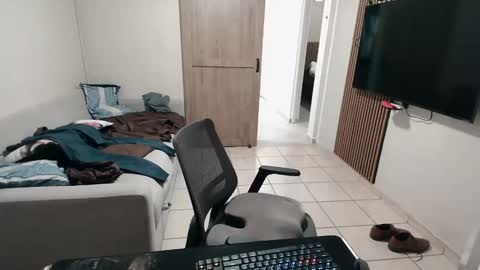 luis_flr online show from May 11, 2026, 1:50 pm