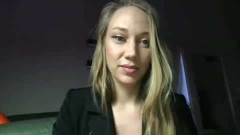 luiva13 online show from January 24, 2025, 4:06 pm