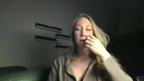 luiva13 online show from February 10, 2025, 2:26 pm