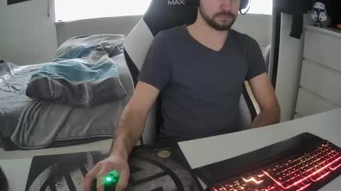 Snapshot of lukasschoetz chatting on February 7, 2025, 12:50 pm lukasschoetz online show from February 7, 2025, 12:50 pm