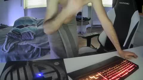 Snapshot of lukasschoetz chatting on February 8, 2025, 3:10 pm lukasschoetz online show from February 8, 2025, 3:10 pm